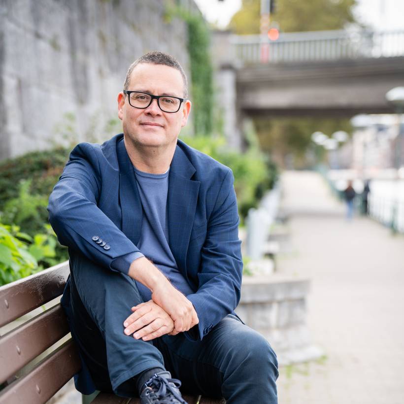 Raoul Hedebouw assis sur un banc