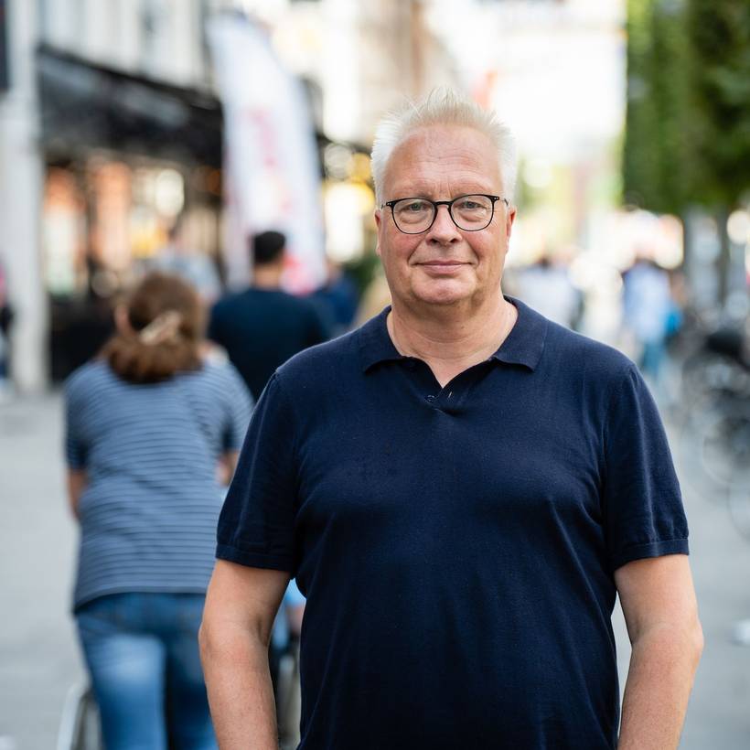 Peter Mertens poseert in de straten van Antwerpen.