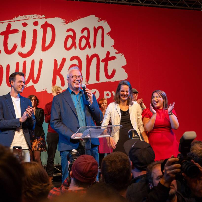 Antwerpse kopstukken Jos D’Haese, Peter Mertens, Anne Delespaul en Manal Toumi op het podium van de verkiezingsavond in Antwerpen