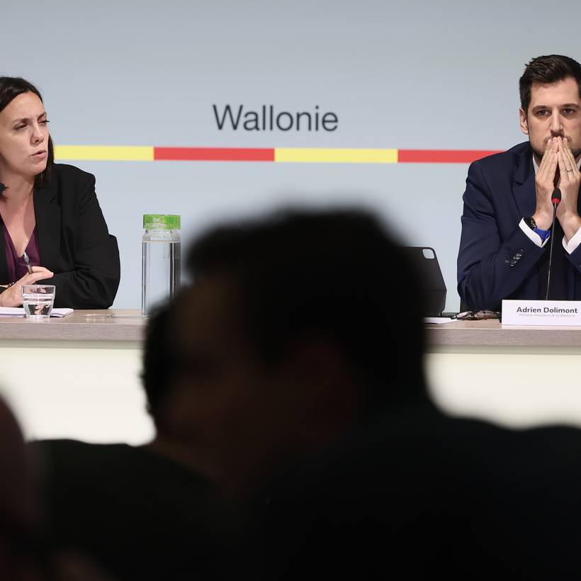 Elisabeth Degryse (ministre-présidente du gouvernement de la Fédération Wallonie-Bruxelles) et Adrien Dolimont (ministre-président du Gouvernement wallon) lors d'une conférence de presse.