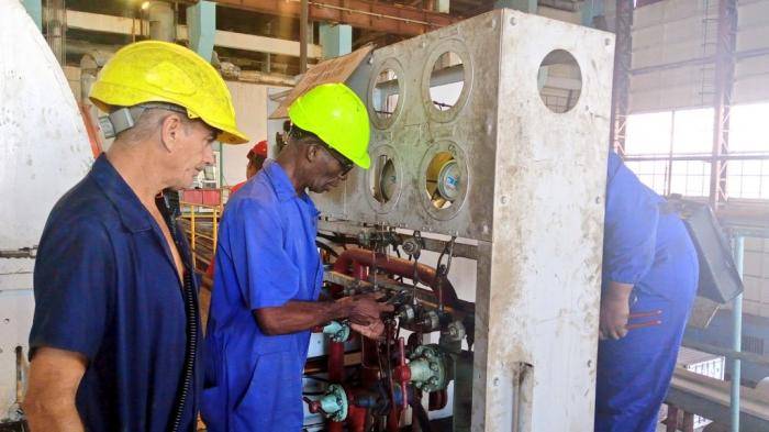 Ouvriers au travail à la centrale électrique Central Termoeléctrica Antonio Maceo à Santiago de Cuba.