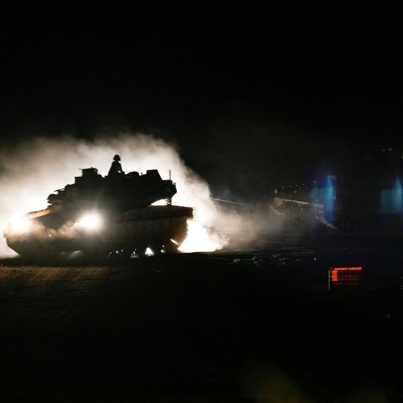 Nachtbeeld van een Israëlische tank in Libanon