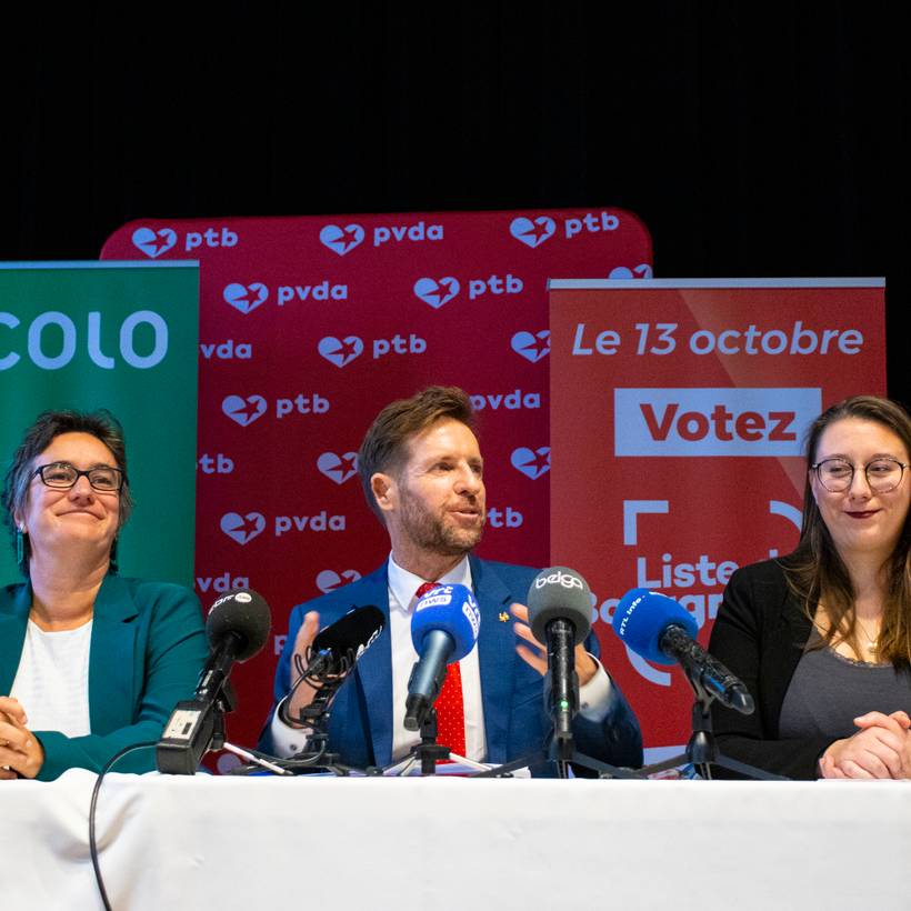 Nicolas Martin (Liste du Bourgmestre - PS), Céline De Bruyn (PTB) et Charlotte De Jaer (Ecolo) lors de la conférence de presse sur la nouvelle majorité à Mons