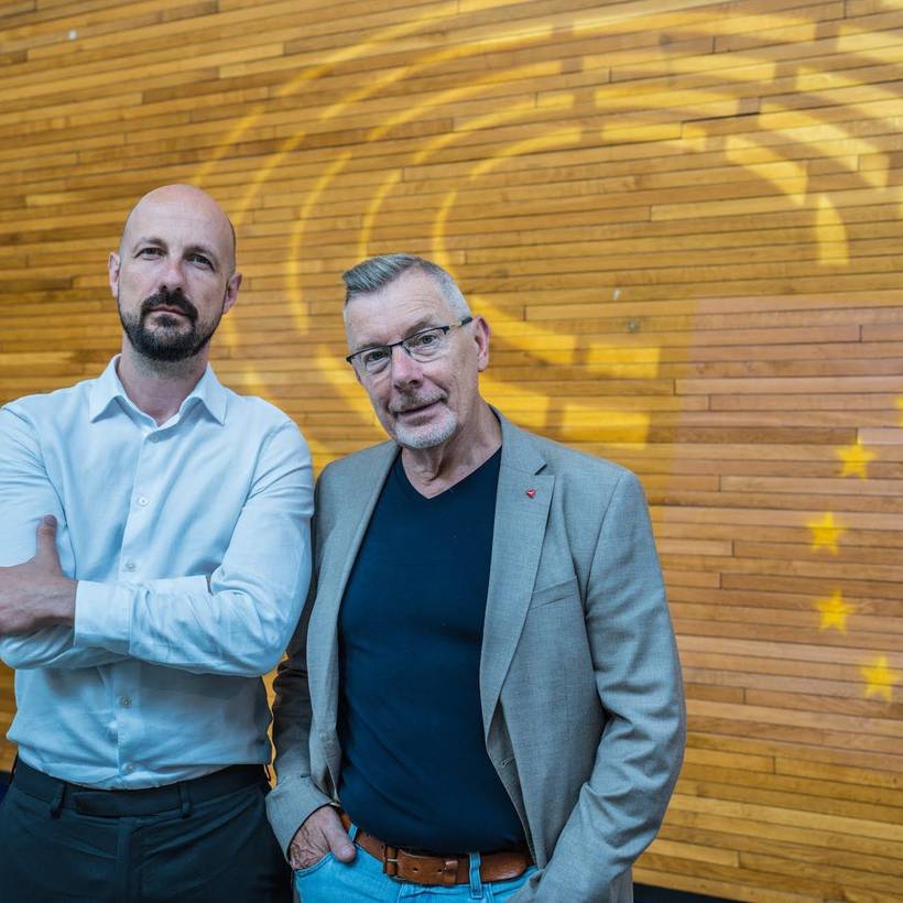 Marc Botenga et Rudi Kennes posent dans les couloirs du Parlement européen.