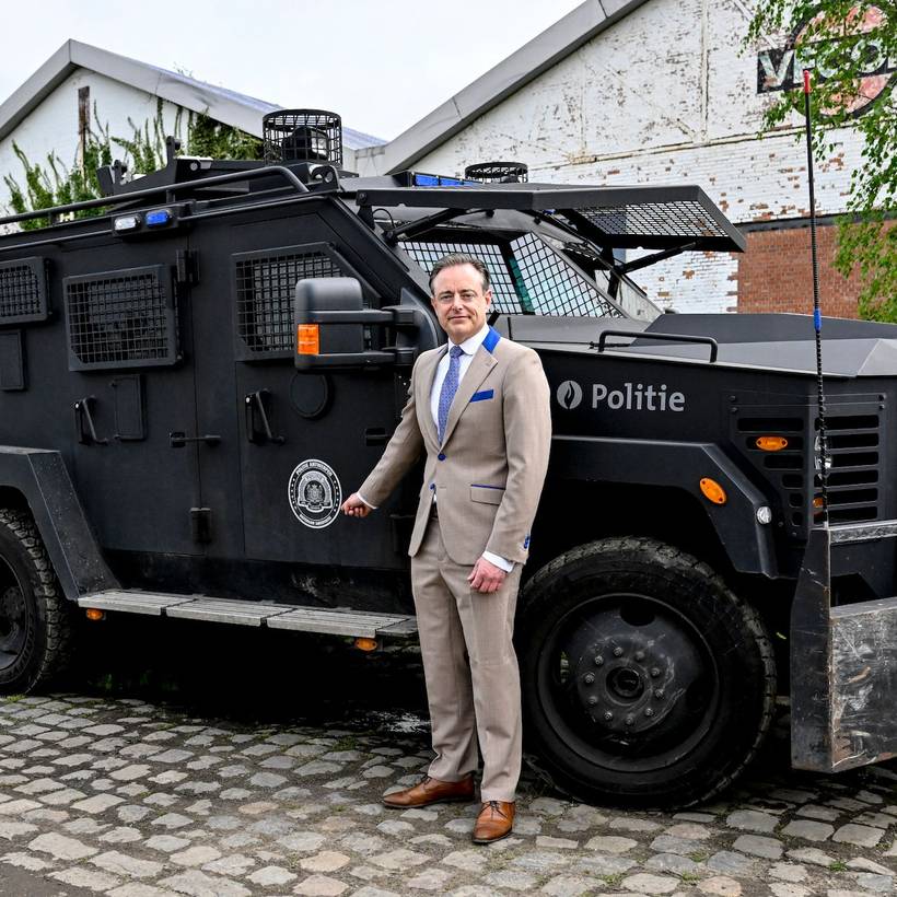 Bart De Wever pose devant une "Bearcats" de la police anversoise
