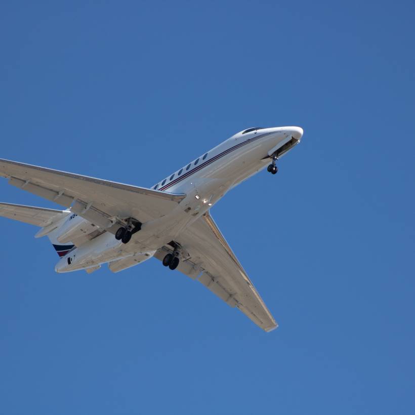 Un jet privé vole dans le ciel