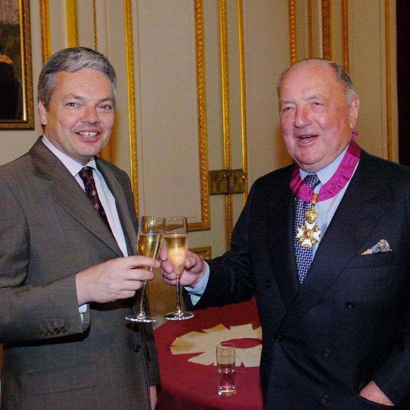 Didier Reynders remettant le titre de grand officier de l'ordre de Léopold au richissime homme d'affaires belge Albert Frère.