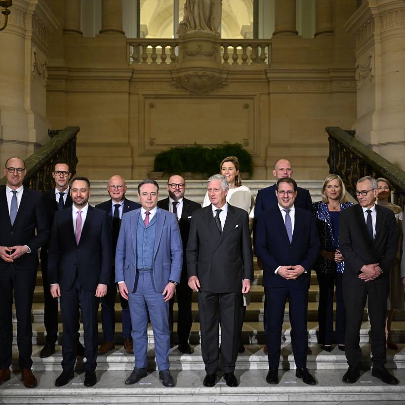 Photo officielle du nouveau gouvernement avec tous ses ministres après la prestation de serment..