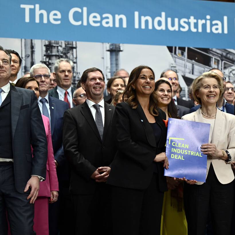 Les dirigeants européens posent avec une copie papier du Clean Industrial Deal