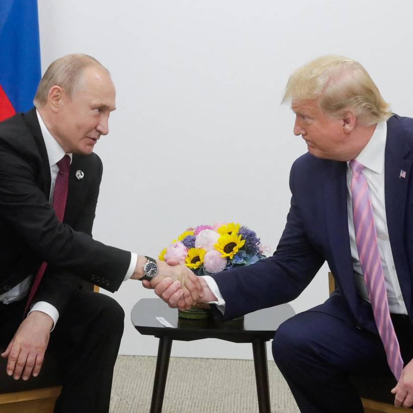 Vladimir Poetin en Donald Trump schudden elkaar de hand op de G20-top in Osaka in 2019.
