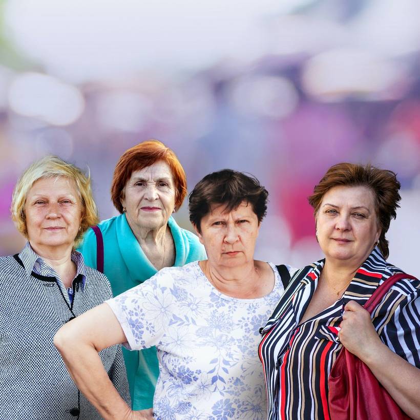 Beeld van vier vrouwen die strijdbaar in de lens kijken