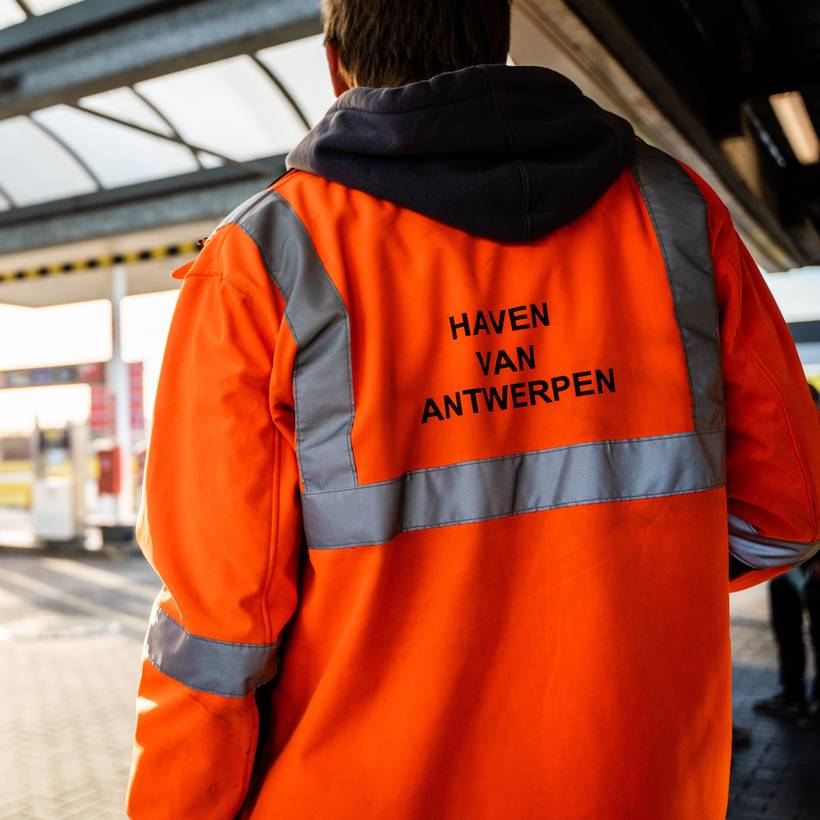 Man aan het werk op de haven.