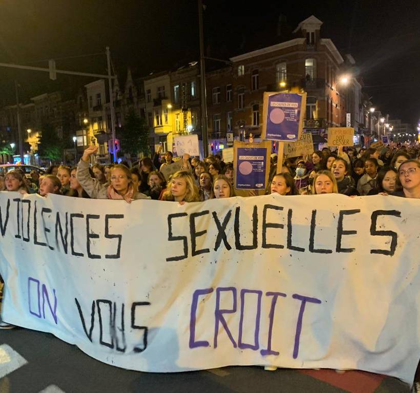 Des manifestantes derrière une banderole "Violences sexuelles. On vous croit"