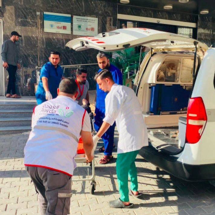 Des soignants et une ambulance de l'hôpital Al-Awda