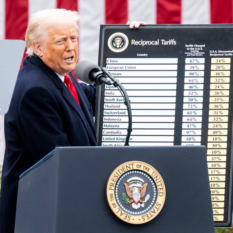 Donald Trump montre une liste de tarifs douaniers par pays