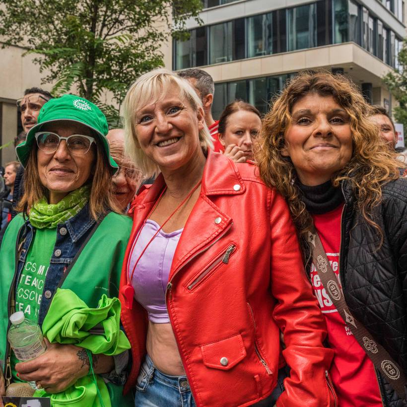 3 femmes syndicalistes à une manifestation