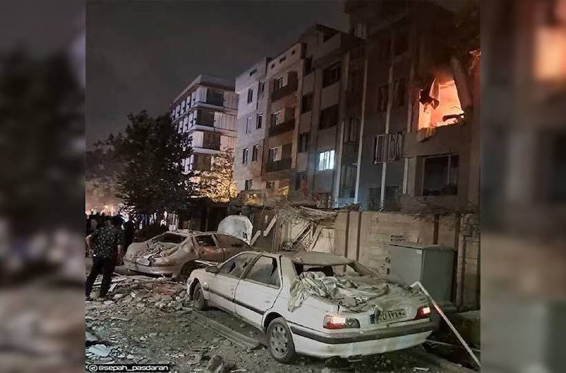 foto van een gebombardeerde straat in Iran.