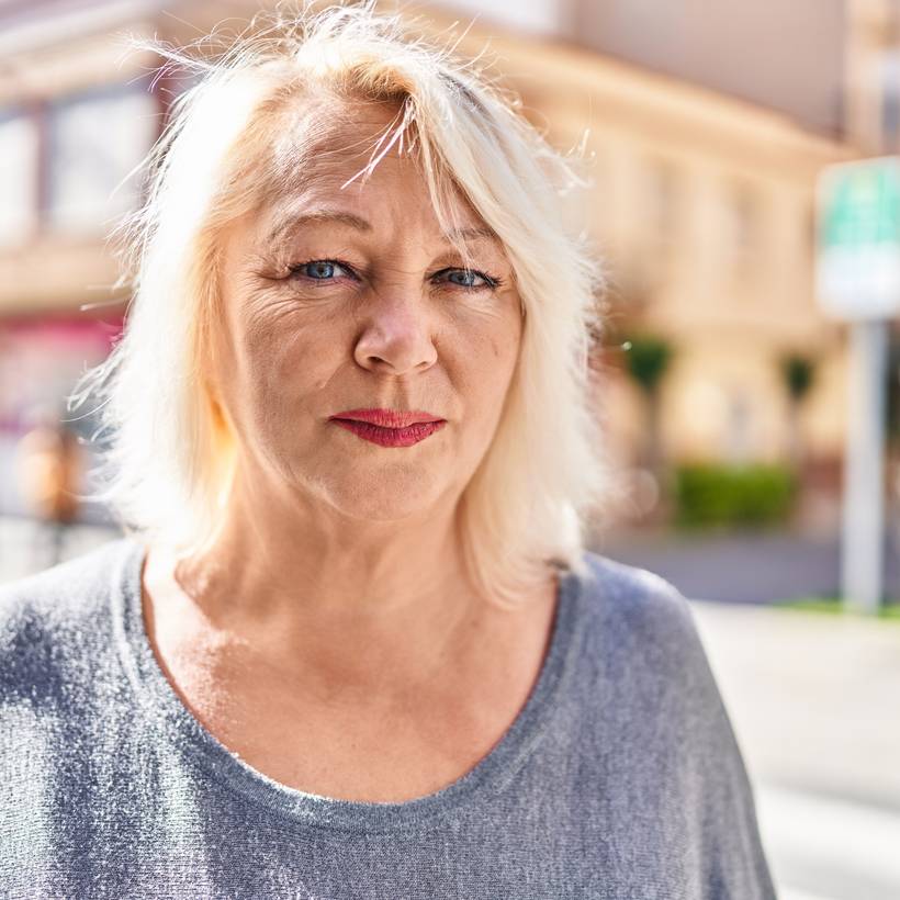 Portrait d'une femme qui regarde la caméra