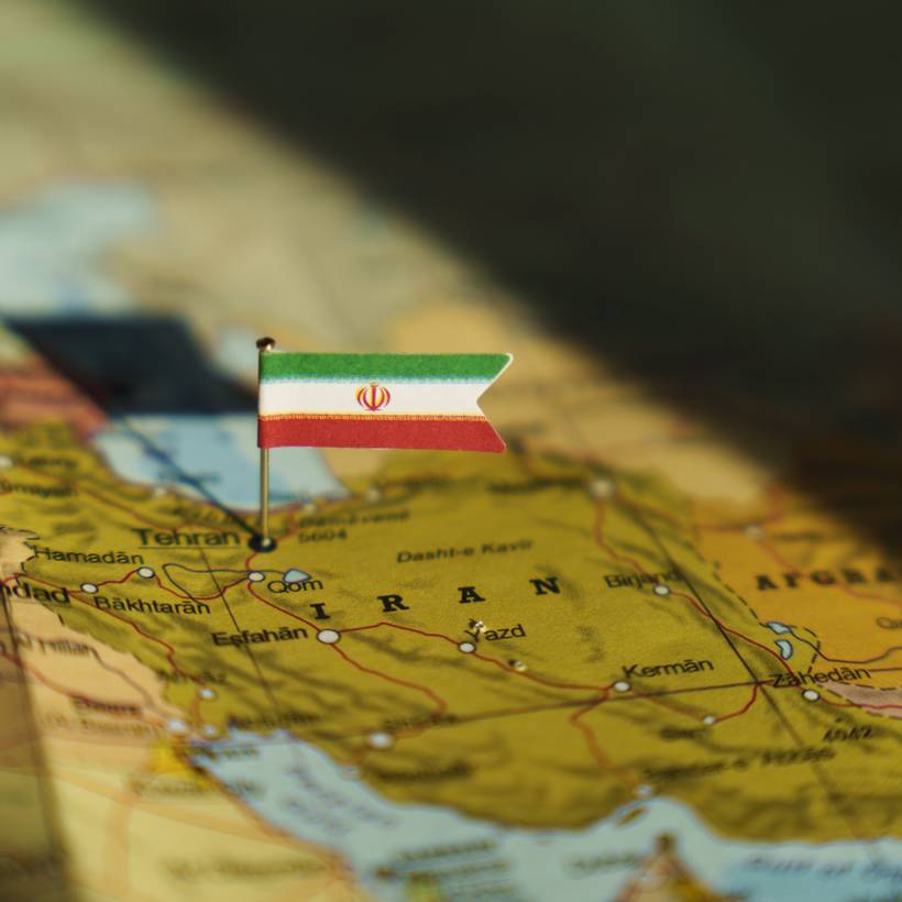 Drapeau de l'Iran sur une carte de la région.