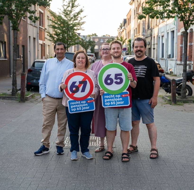 Vijf leden van een PVDA-basisgroep voeren actie tegen de pensioenleeftijd op 67 jaar.