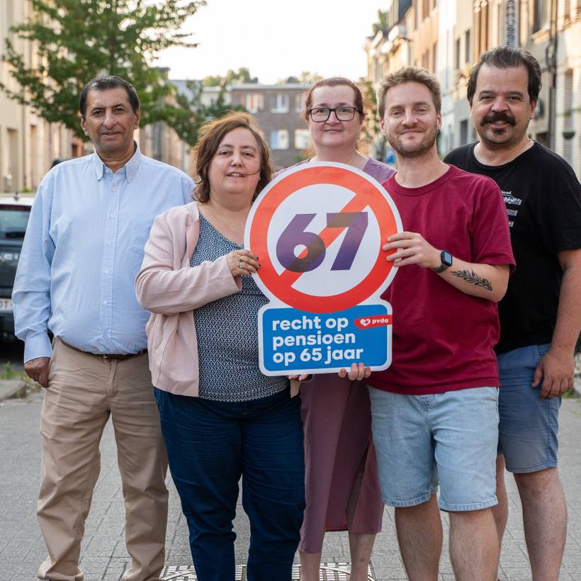 Een groep leden van de PTB houdt een bord omhoog met daarop het doorstreepte cijfer 67.