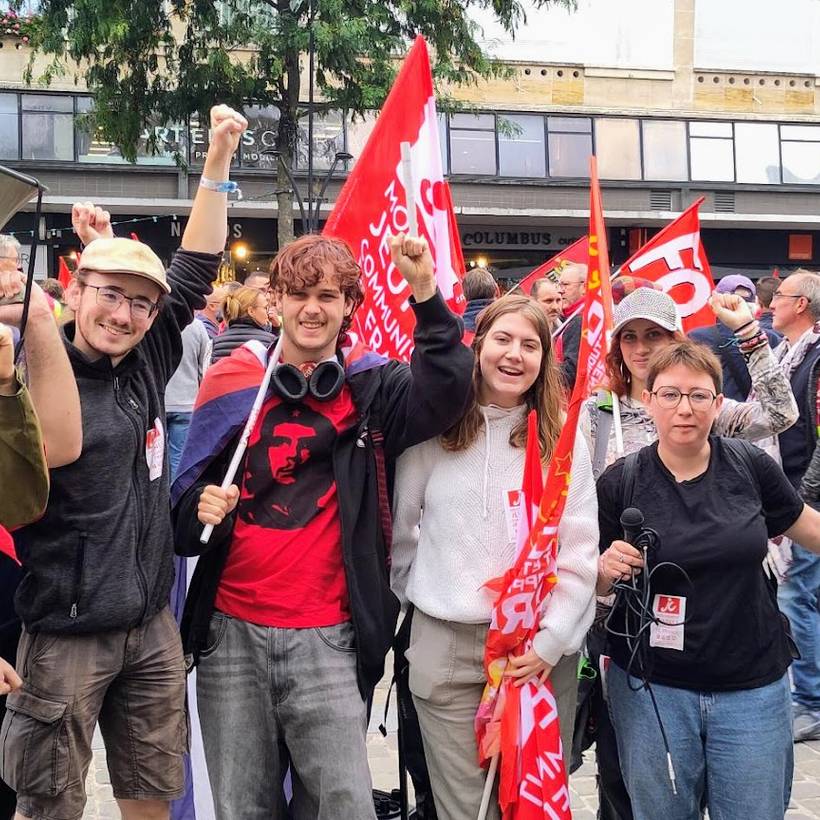 De jeunes français se mobilisent, rejoints sur la photo par des membres du PTB