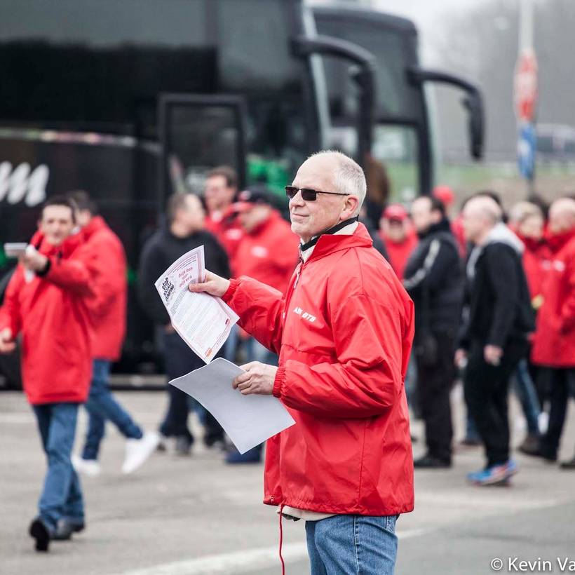 Un militant de la FGTB distribue des tracts lors d'une action contre le dumping social.