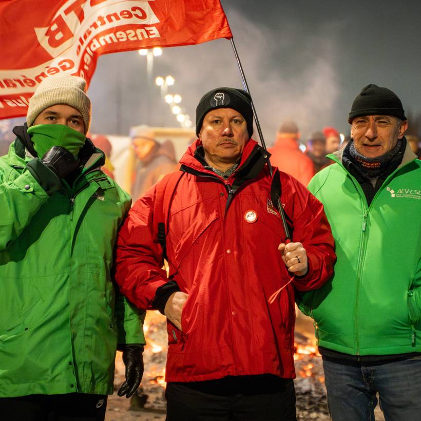 Trois syndicalistes, deux verts, un rouge