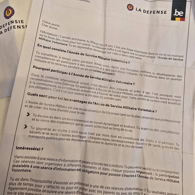 Photo de la lettre envoyée par Theo Francken aux jeunes de 17 ans. le logo de la Défense apparaît dessus. 