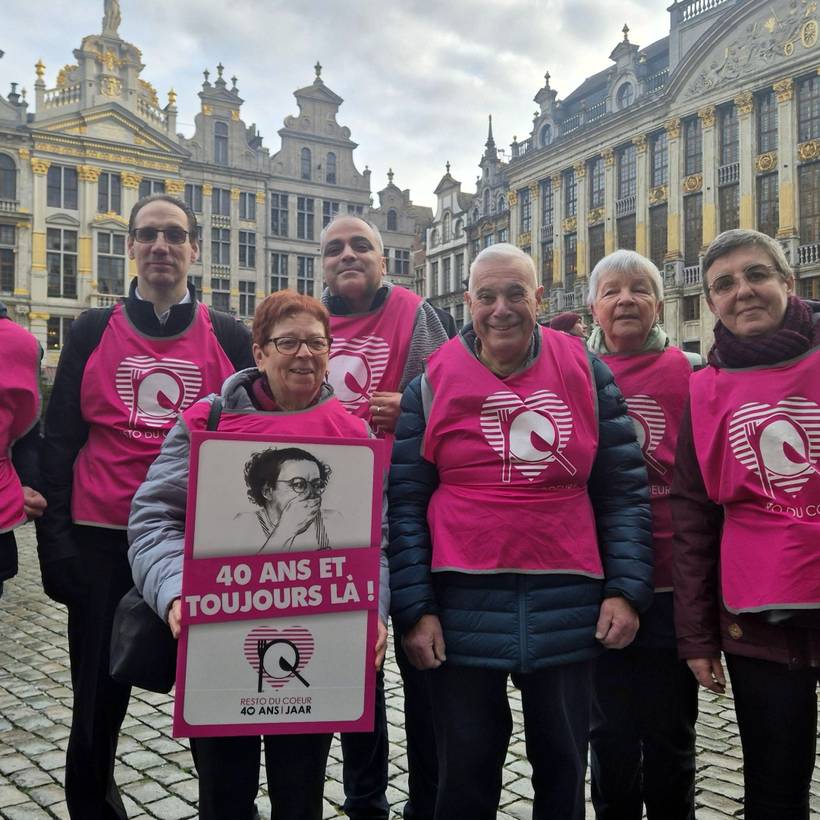 Des membres des Restos du Cœur sur la Grand Place de Bruxelles à l’occasion du 40e anniversaire des Restos du Cœur.