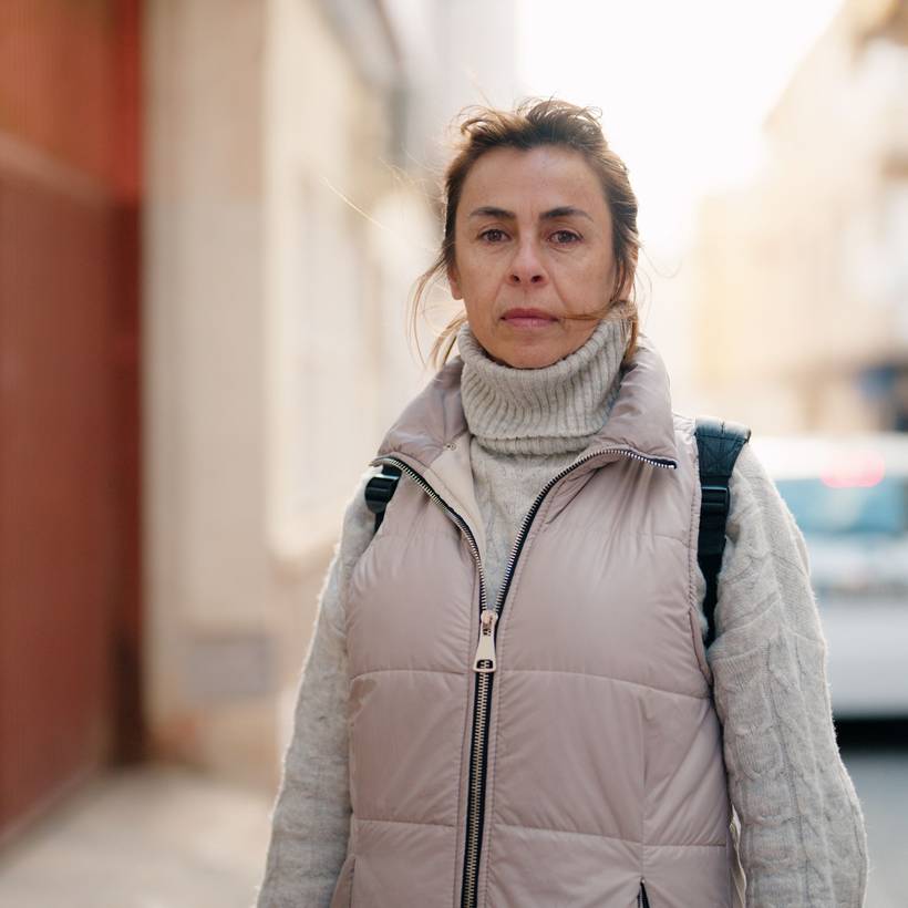 Een vrouw op straat.