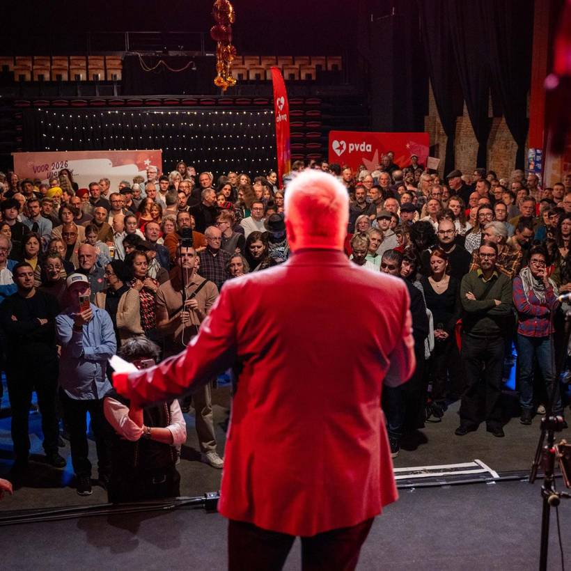 Peter Mertens tegenover de menigte tijdens de nieuwjaarsreceptie in Antwerpen.