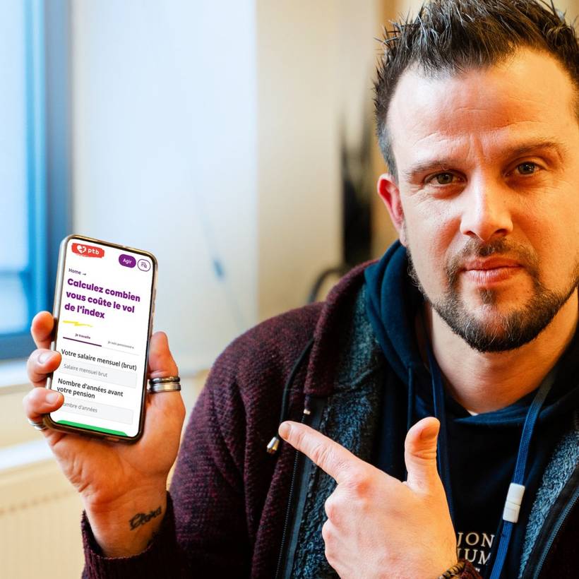 Une personne tient un téléphone avec le calculateur de vol d'index affiché