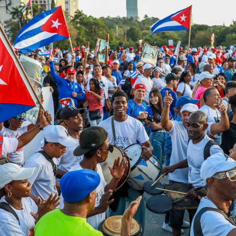 Le peuple cubain le 1er mai sur la place de la Révolution.