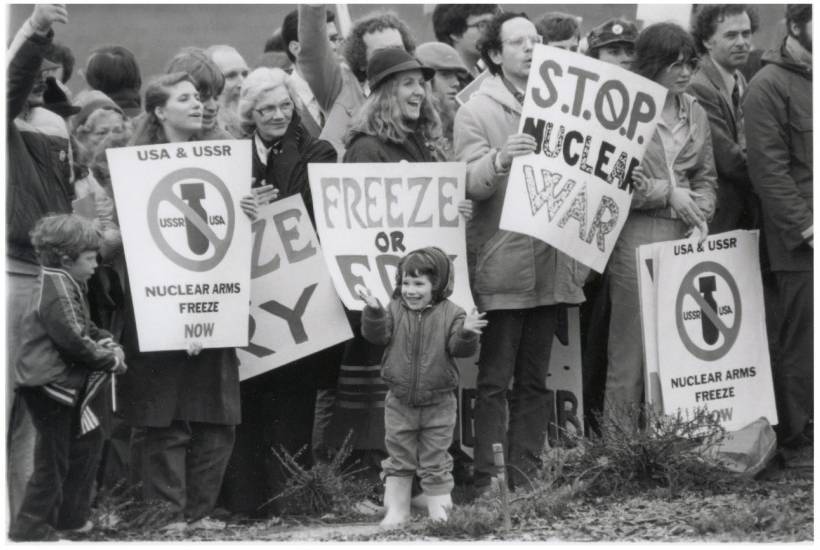Une marche du mouvement pour le gel nucléaire entre le Capitole américain et la Maison Blanche lors d'une manifestation contre l'intervention au Nicaragua et pour le gel des armes nucléaires, le 20 avril 1985.