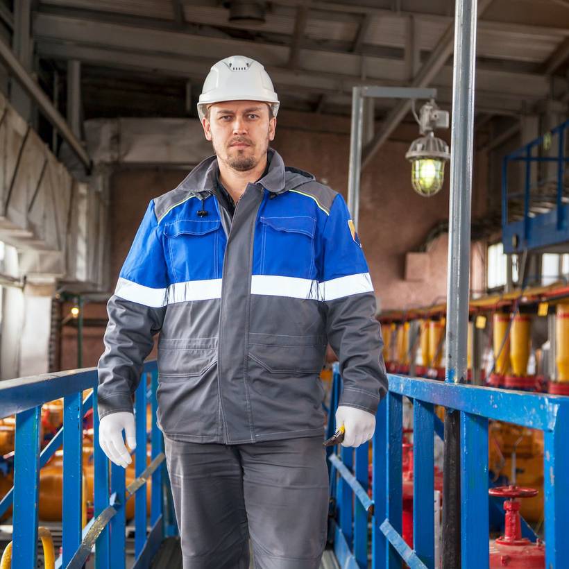 Een arbeider in een magazijn kijkt in de camera