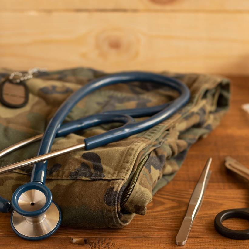 Medisch materiaal naast militaire attributen