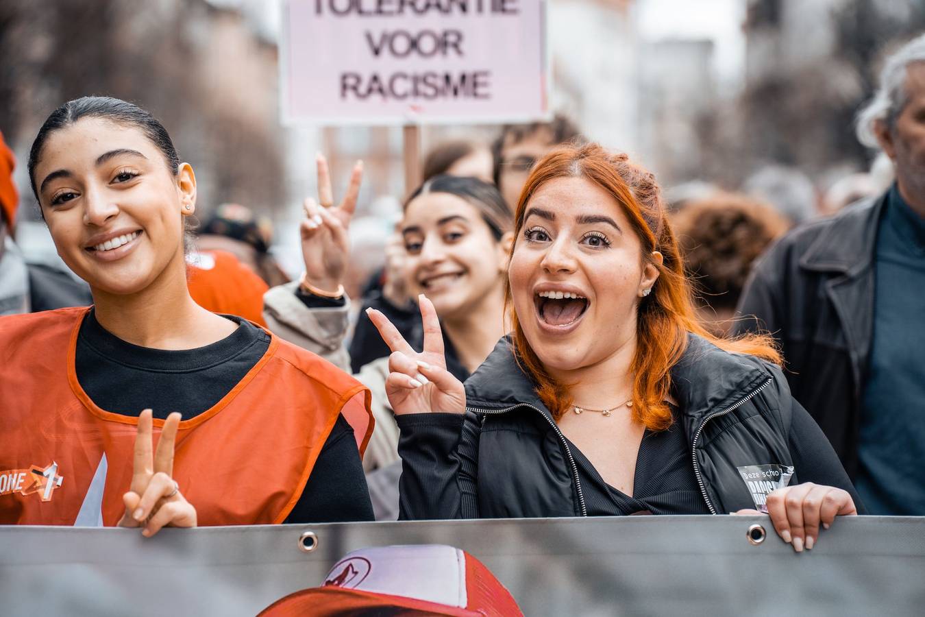 Manal Toumi maakt het V-teken tijdens een betoging