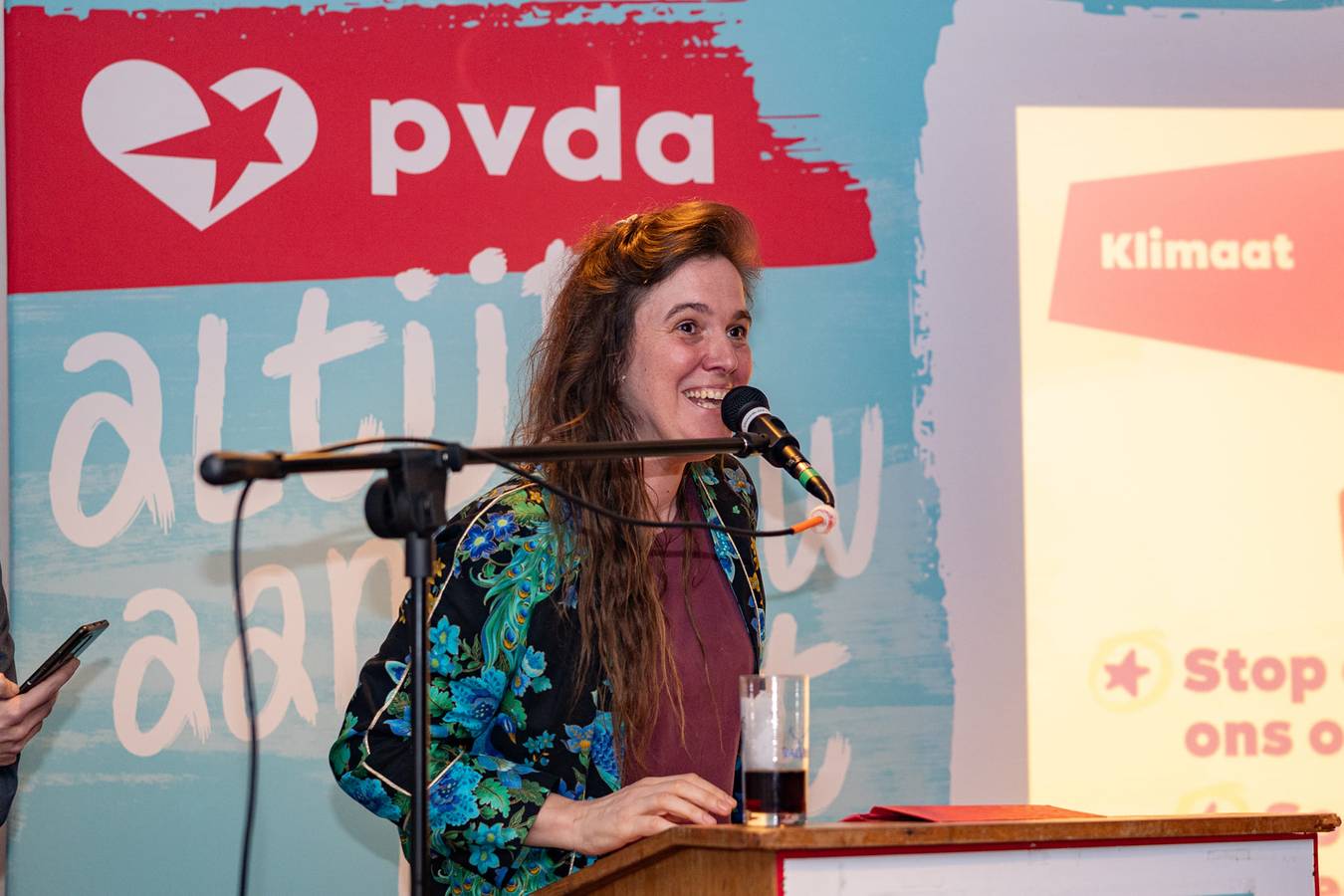 Debby Burssens achter een microfoon tijdens PVDA On Tour