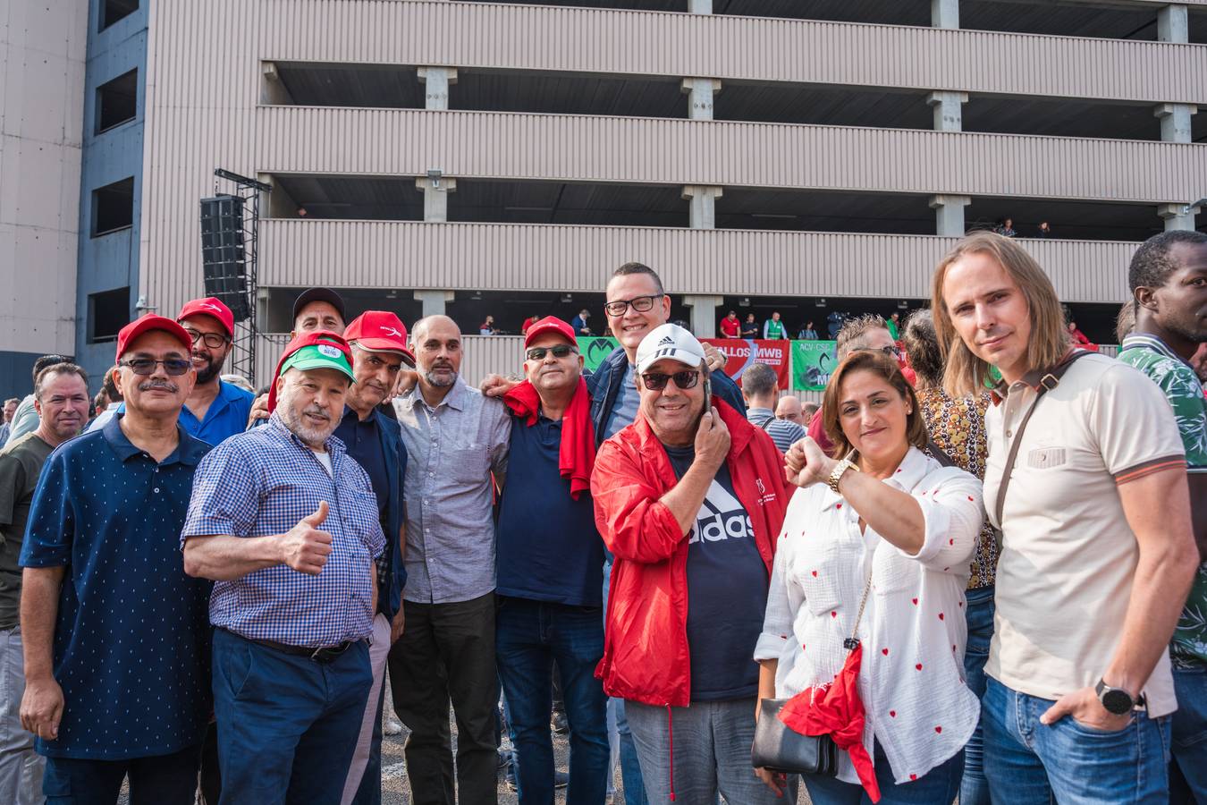 PTB-vertegenwoordigers buiten Audi Brussel met werknemers