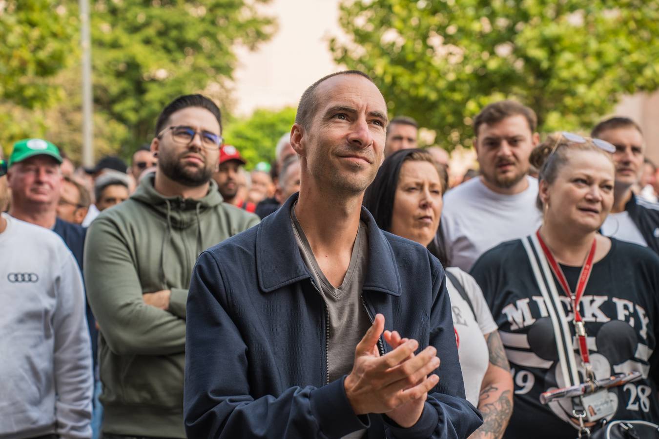 Le député ouvrier du PTB Robin Tonniau devant Audi Brussels avec les travailleurs