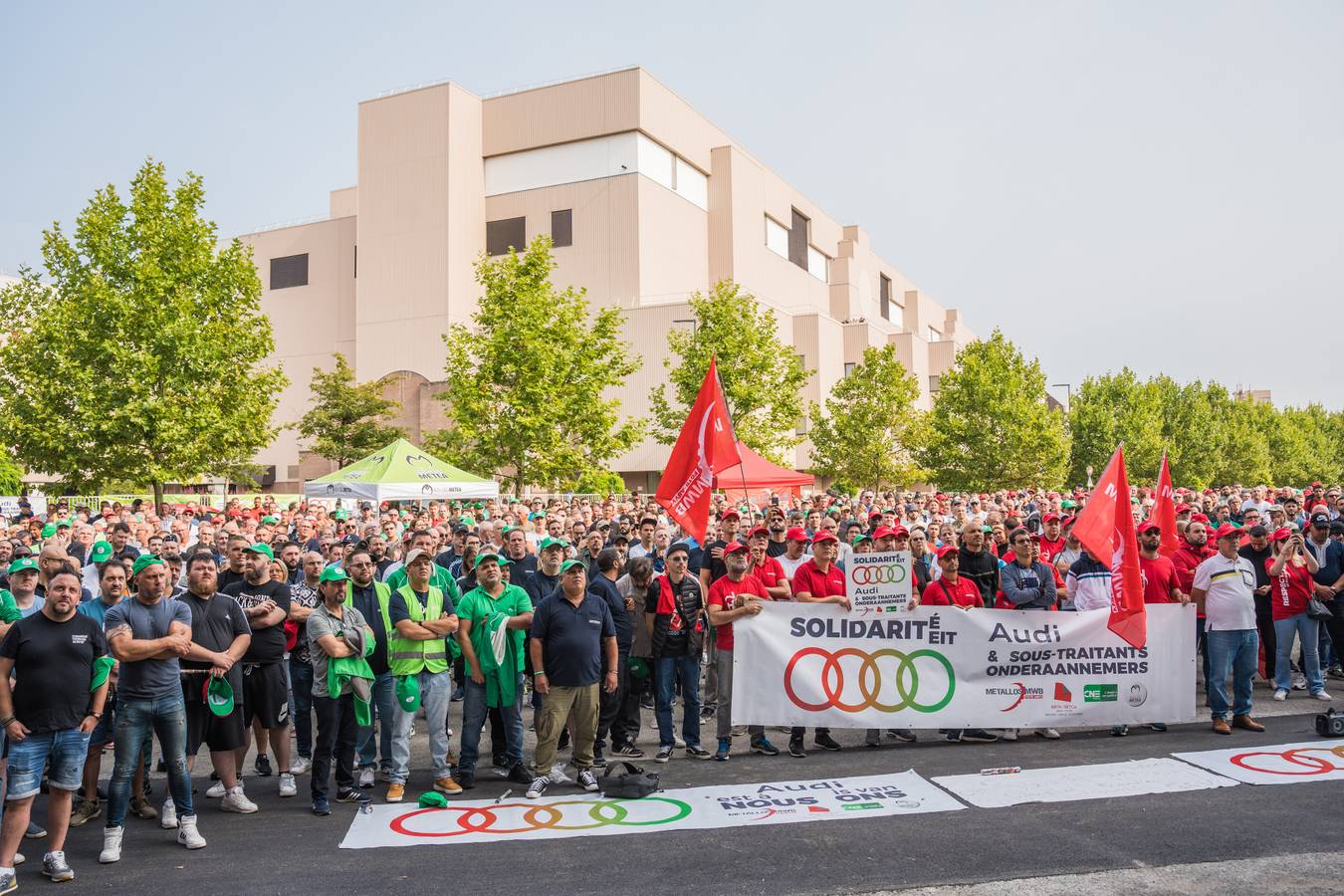 Les travailleurs et syndicats de Audi Brussels lors de l'assemblée générale du 20 août 2024