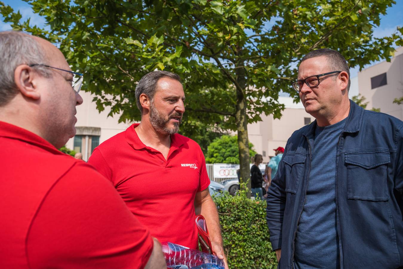 Raoul Hedebouw échange avec les travailleurs devant l'usine Audi Brussels
