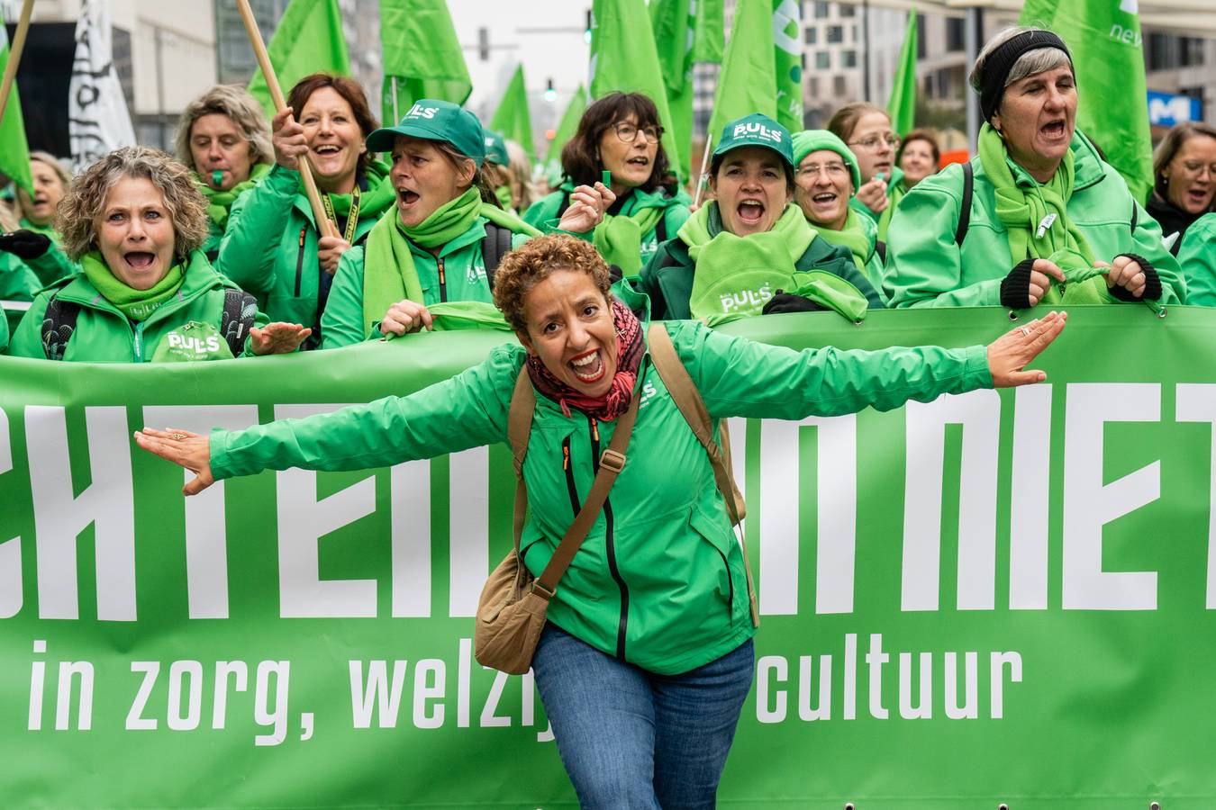 ACV-vakbondsafgevaardigden met een spandoek op de betoging van de non-profit.
