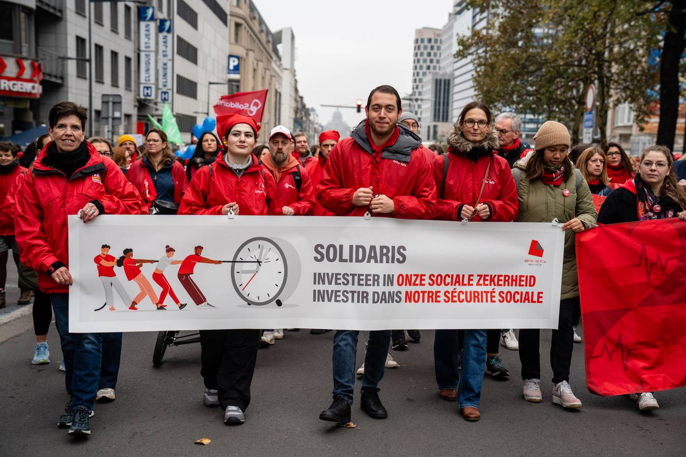 Een delegatie van ziekenfonds Solidaris achter een spandoek op de betoging van de non-profit.