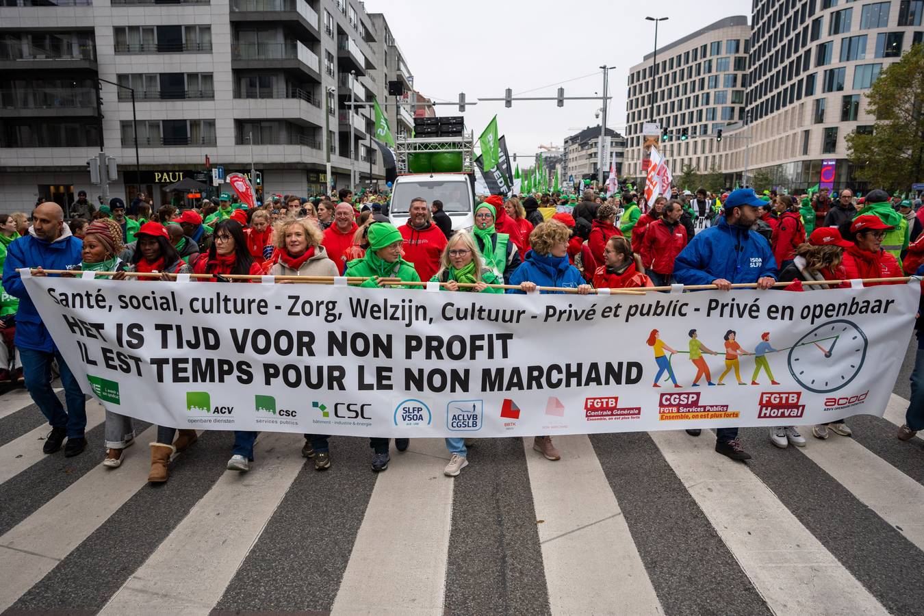 Kop van de betoging in gemeenschappelijk vakbondsfront van de non-profitsector in Brussel.