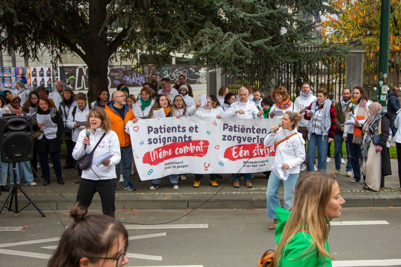 Een delegatie van Geneeskunde voor het Volk, met spandoek, op de betoging van de non-profit.