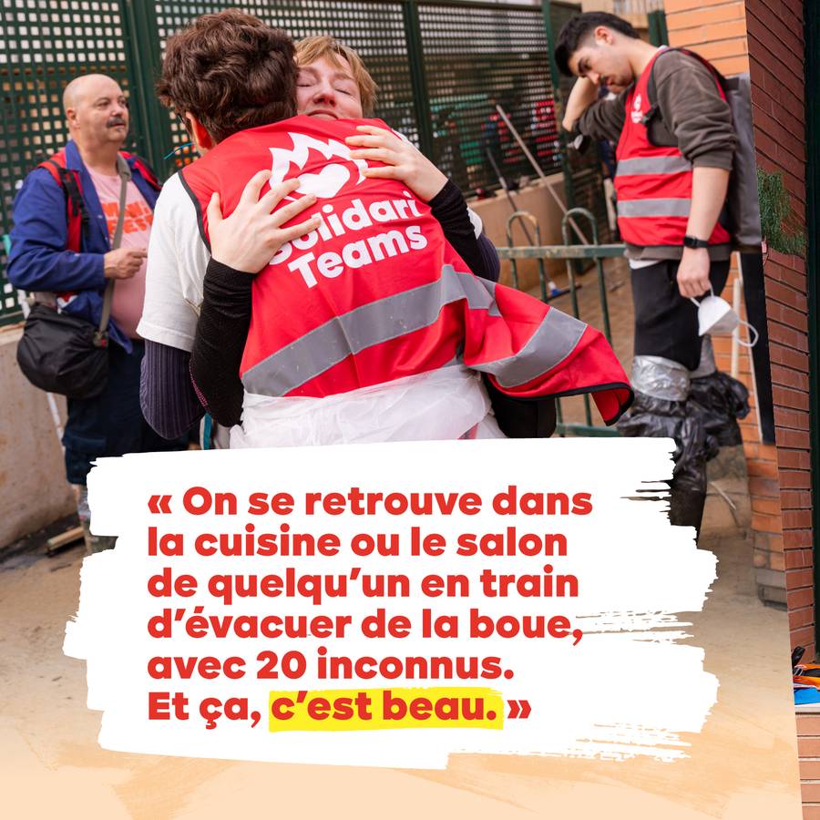 Carrousel SolidariTeams 5 : calin entre une bénévole et une habitante de Valence. Texte : « On se retrouve dans la cuisine ou le salon de quelqu'un en train d’évacuer de la boue, avec 20 inconnus. Et ça, c’est beau. »