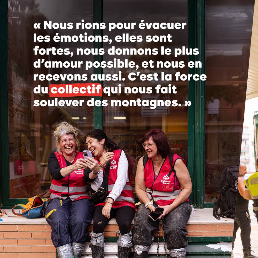 Carrousel SolidariTeams 6 : 3 bénévoles sont en train de rire, assises sur un muret. Texte : « Nous rions pour évacuer les émotions, elles sont fortes, nous donnons le plus d’amour possible, et nous en recevons aussi. C’est la force du collectif qui nous 