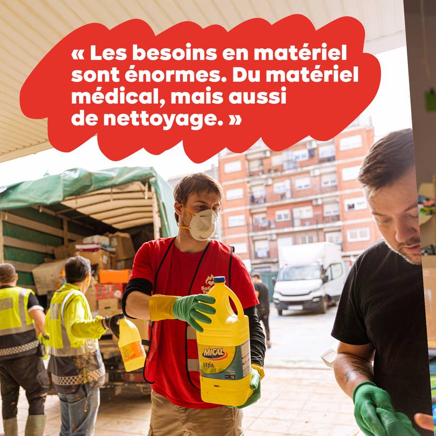 Carrousel SolidariTeams 7 : des bénévoles forment une chaîne pour apporter des produits de nettoyage. Texte : « Les besoins en matériel sont énormes. Du matériel médical, mais aussi de nettoyage. »